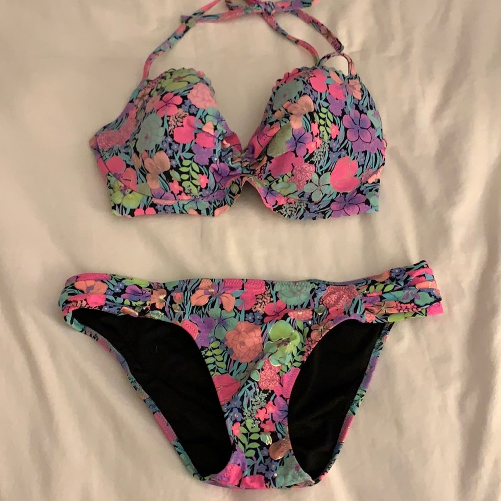 Victoria’s Secret bathing suit. Never been wore but without tags.